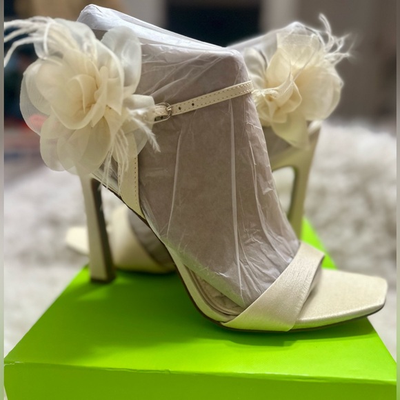 Sam Edelman Leana pearl ivory silk heels with Flower Wedding, Formal size 9.5 - Picture 2 of 8